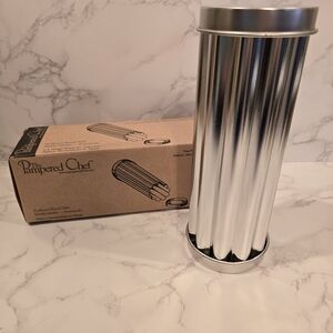 New in Box Pampered Chef Scalloped Bread Tube